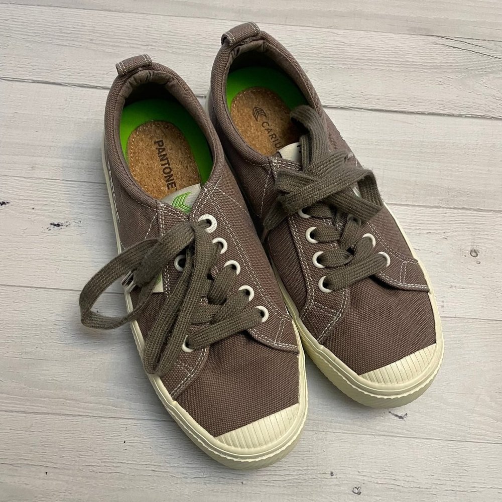 Cariuma pantone grey sneakers womens 7/mens 5.5
